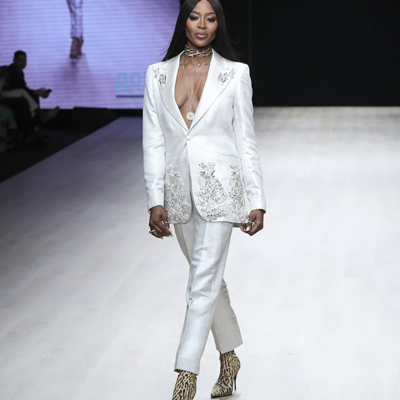  ناعومي كامبل أنيقة على منصة العرض في نيجيريا