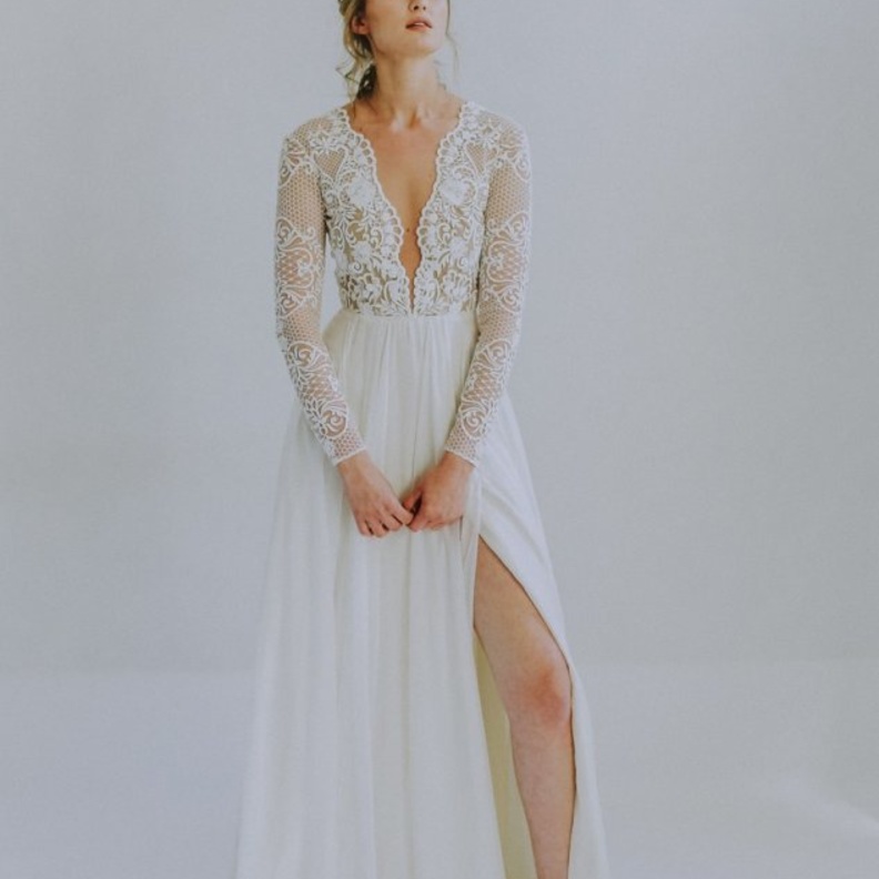 بالاكمام الطويلة و صدرية من الحرير الستريتش و تنورة من الاورغانزا الناعمة بذيل طويل منسدل Vanya فستان زفاف  -  Leanne Marshall 2020 مجموعة ربيع صيف