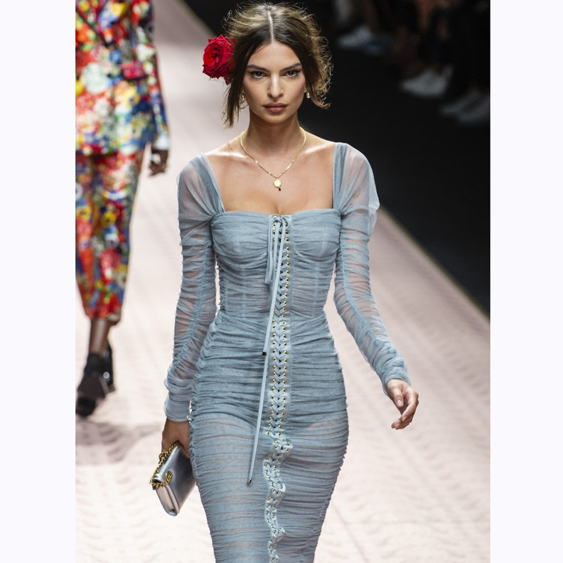 فستان بقصّة عنق مربّعة من Andrew GN