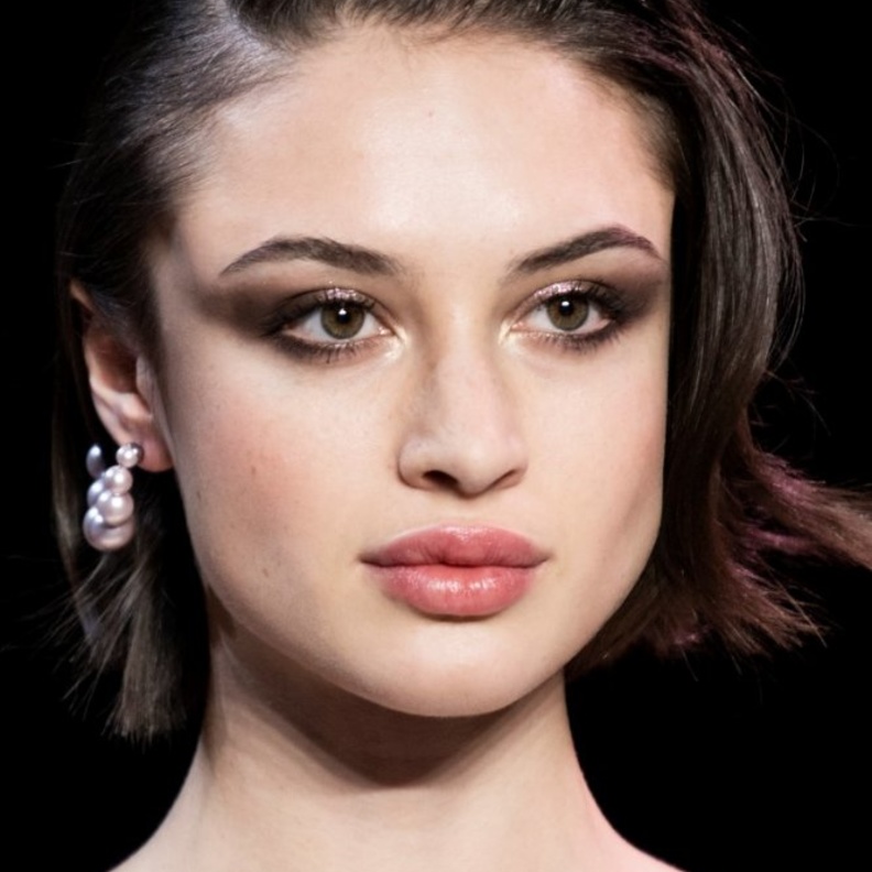 مكياج عيون ترابي براق من Laquan Smith