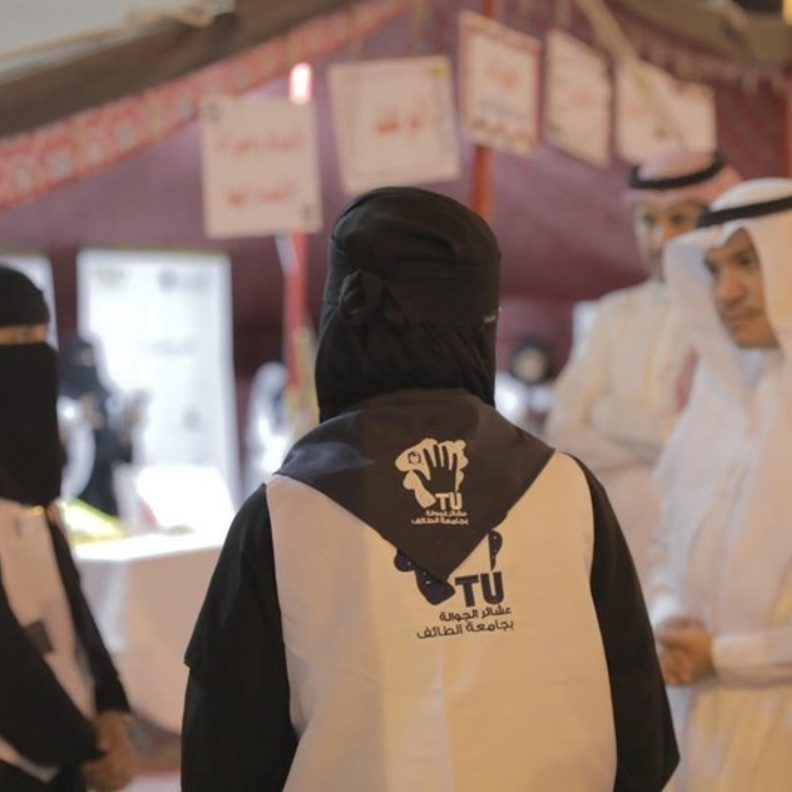 استعراض الطالبات لأنشطة الفرقة