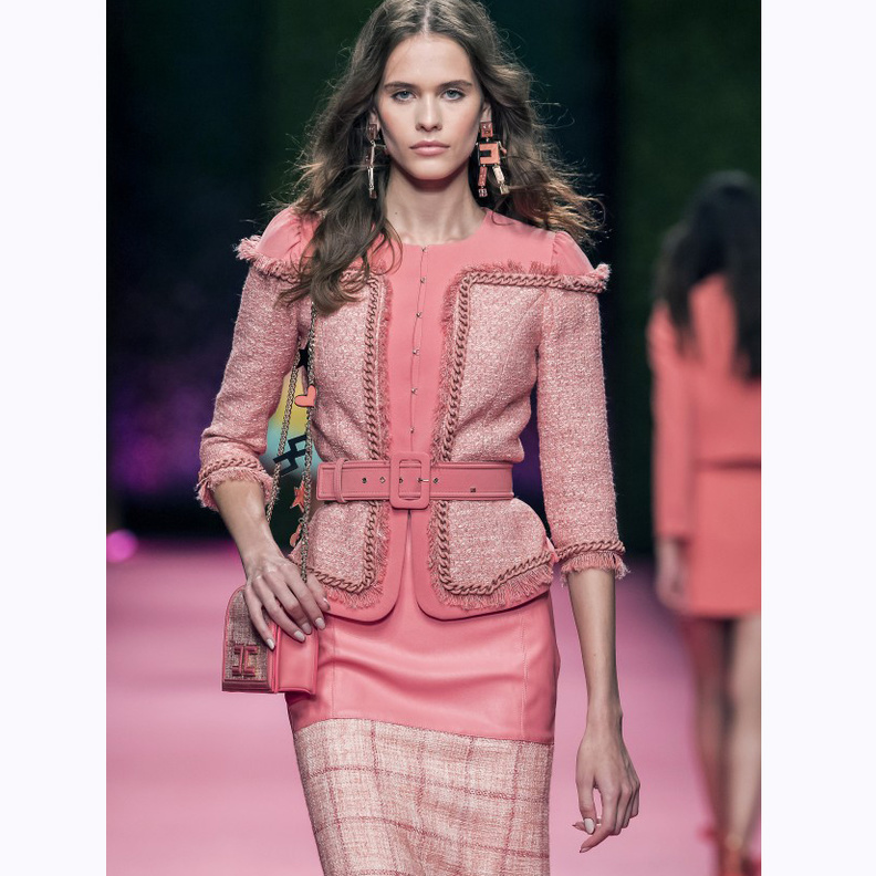 بدلة مع سلسلة عريضة من Alexander MacQueen