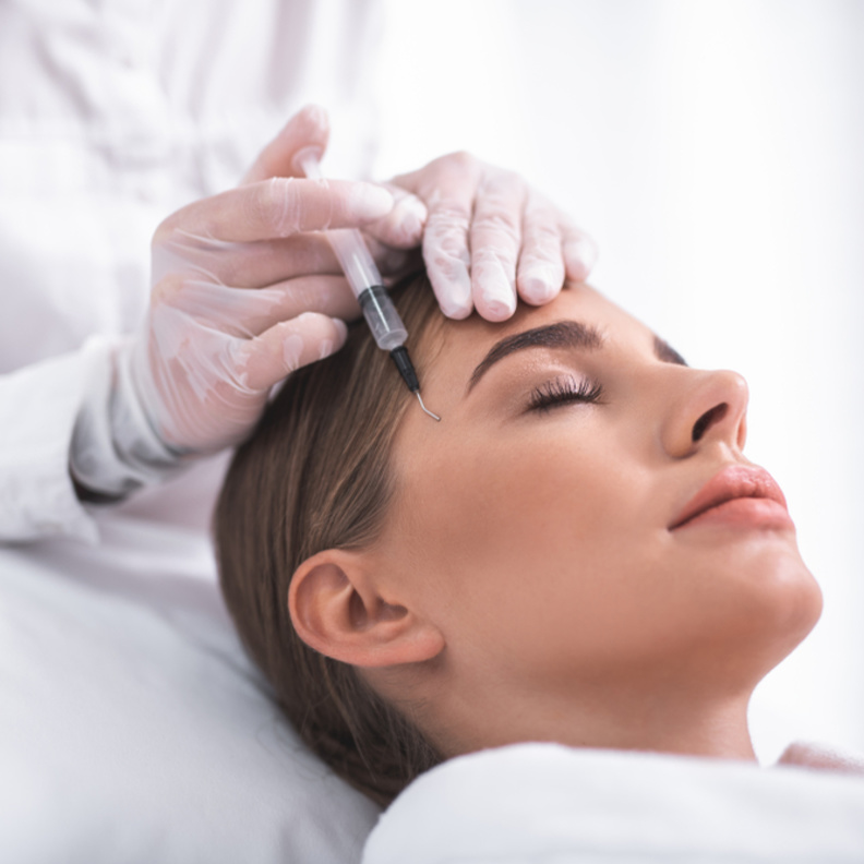 تعرفي على الطرق المختلفة لرفع الحواجب