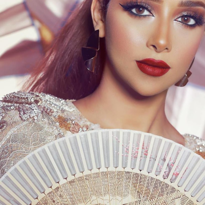 رسم الآيلاينر المسحوب مستوحاه من النجوم