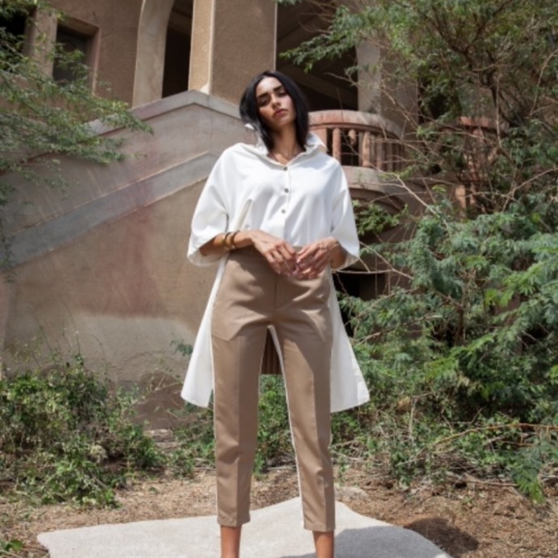 ادخال الطيات في تصميم هذه المجموعة بطابع مينيمالي مميز