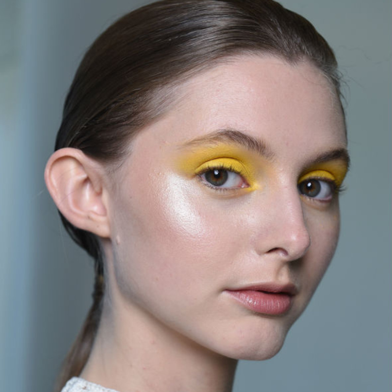 ظلال عيون أخضر نيون في صيف 2019