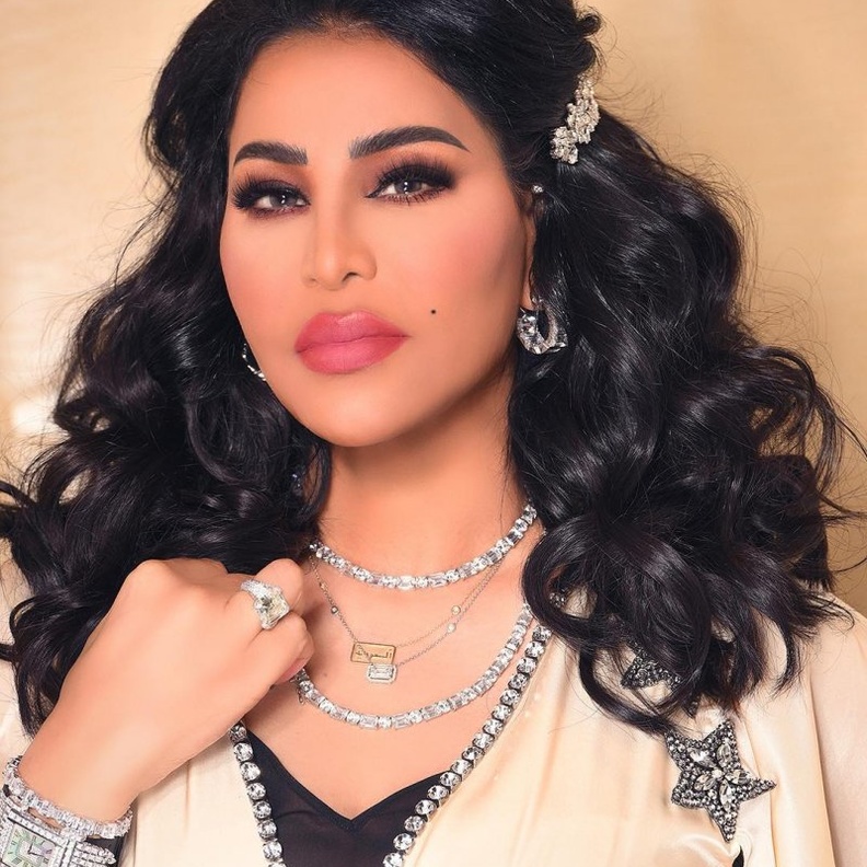 أي نجمة اعتمدت اكسسوار الشعر بطريقة أجمل؟