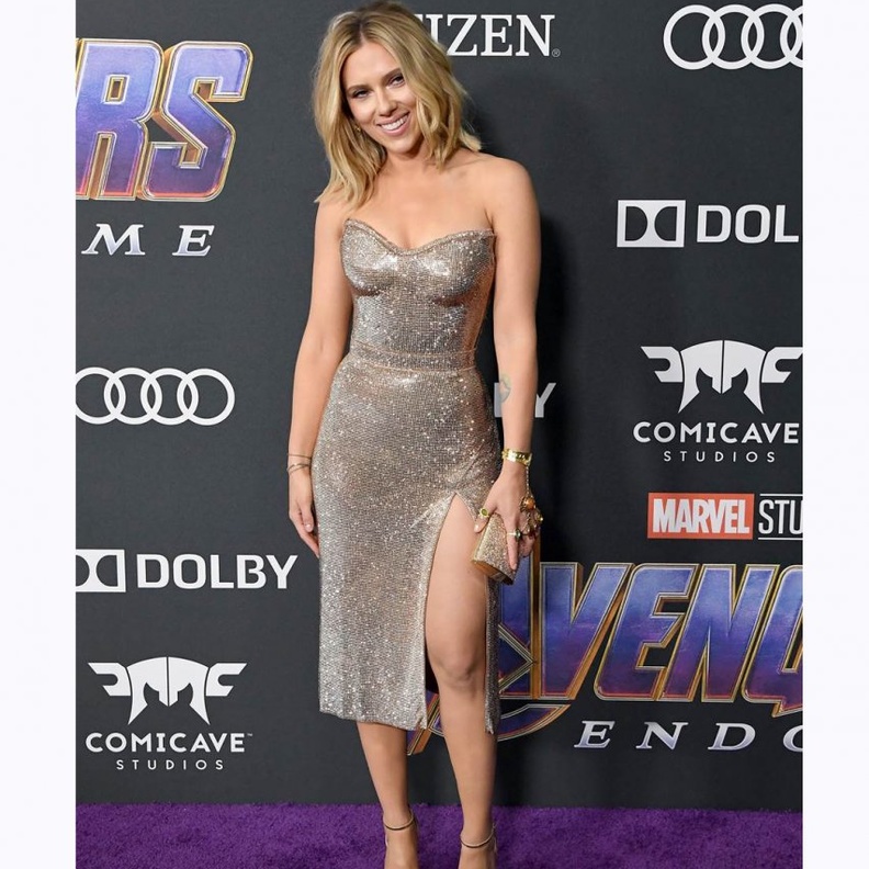 COBIE SMULDERS تألقت باللون الأحمر