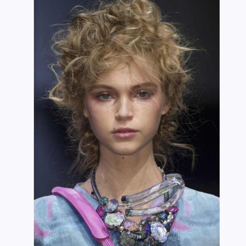 تسريحات شعر مع الغرة الكيرلي أحدث صيحات الجمال في صيف 2019 من ‏Milly