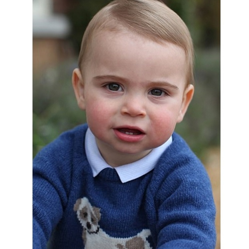 دوقة كامبريدج كيت والأمير وليام ينشران صور للأمير لويس احتفالاً بعيد ميلاده الأول