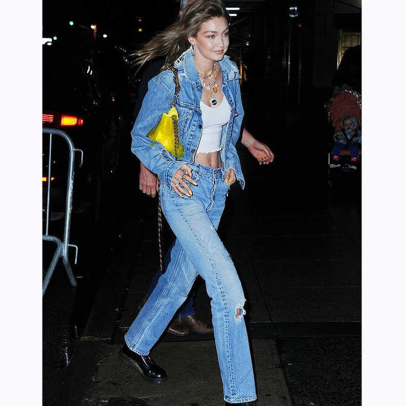 جيجي حديد بموضة الجينز مع الكروب توب البيضاء