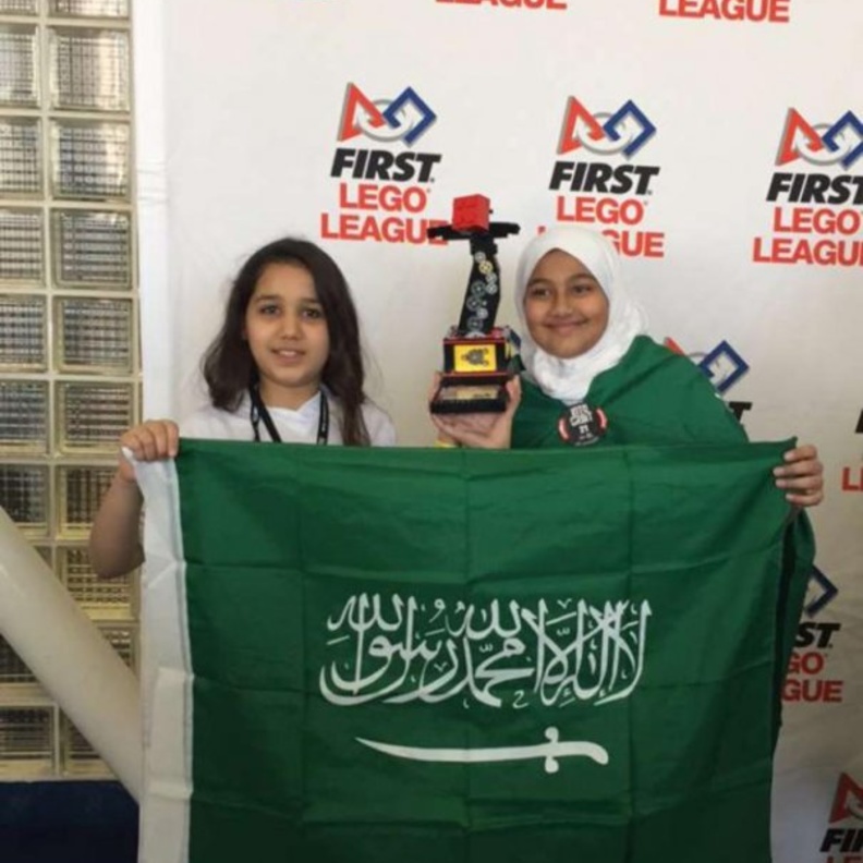  الطالبات مع بعض اعضاء الفريق السعودي المشارك