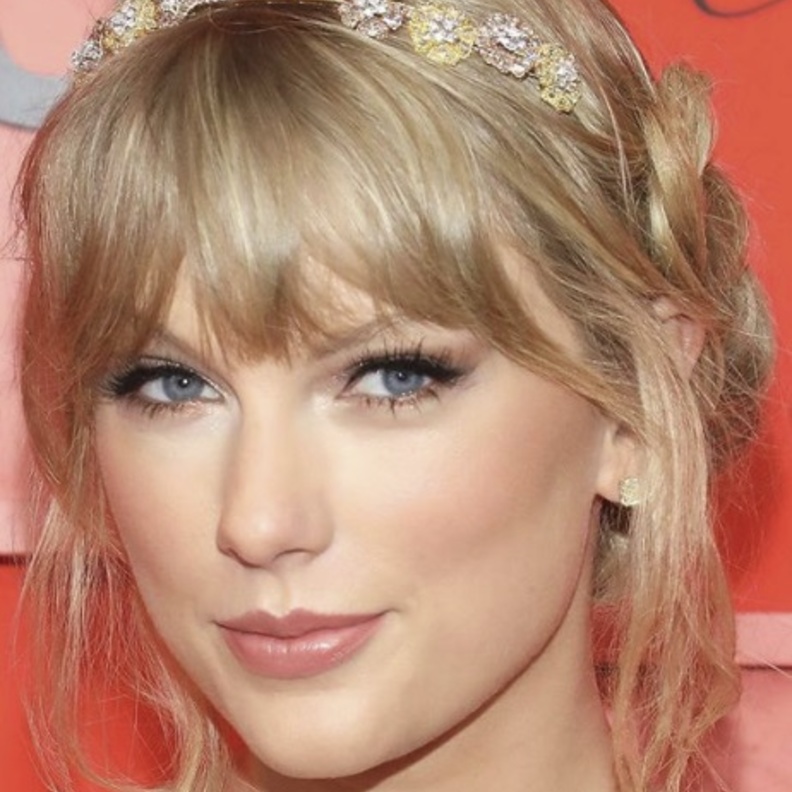 Emilia Clarke بإطلالة جمالية بسيطة