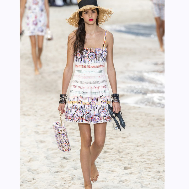 فستان أبيض ملائم لنزهة على البحر من Alexachung