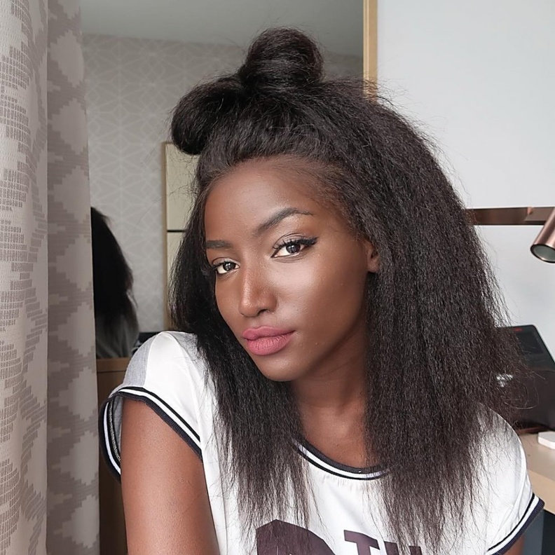 عبير سندر وزوجها يسافران الى سنغافورة