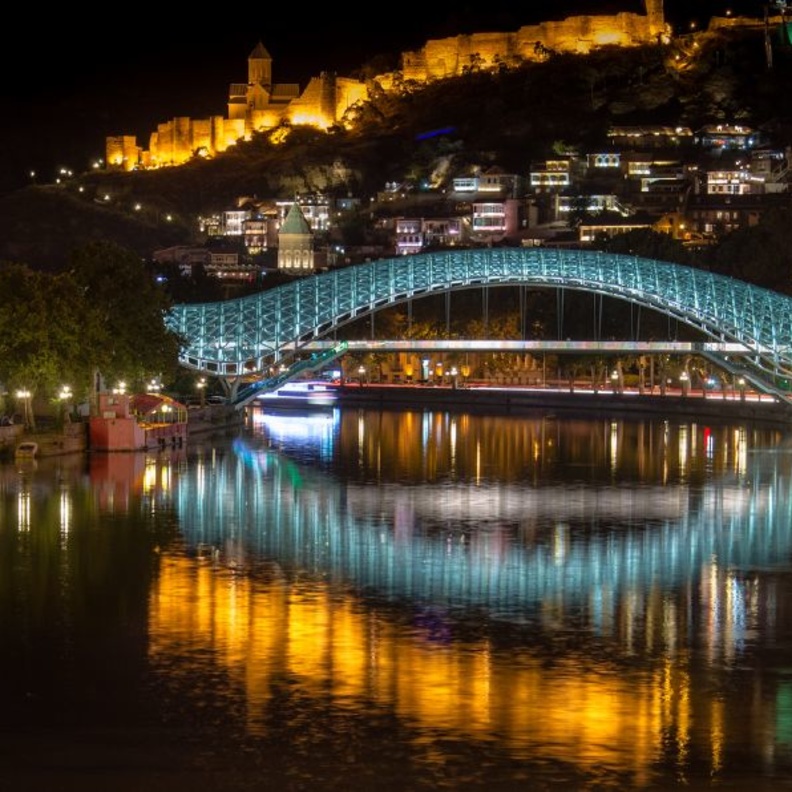 جسر السلام ليلًا