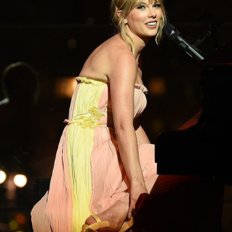 لقطة طريفة تُظهر تايلور سويفت وهي تتخلى عن الكعب العالي على المسرح