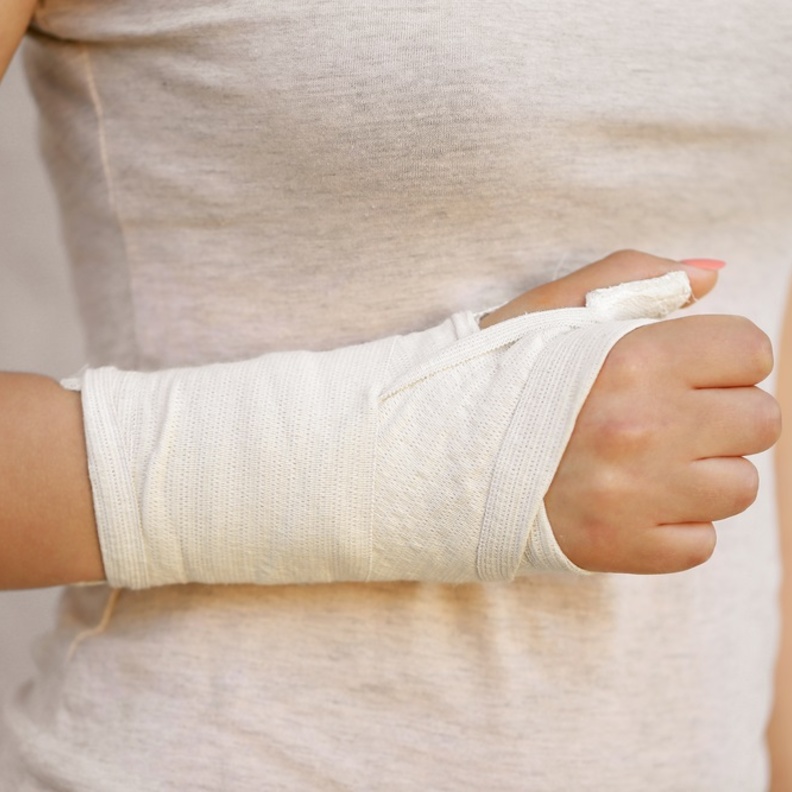 الفرق بين شرخ العظام وكسرها وطرق علاج كل منهما