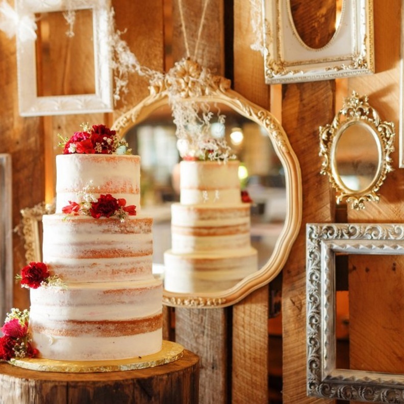 إستخدمي المرايا بطريقة فنية و مبتكرة و كخلفية رائعة لطاولة الحلويات