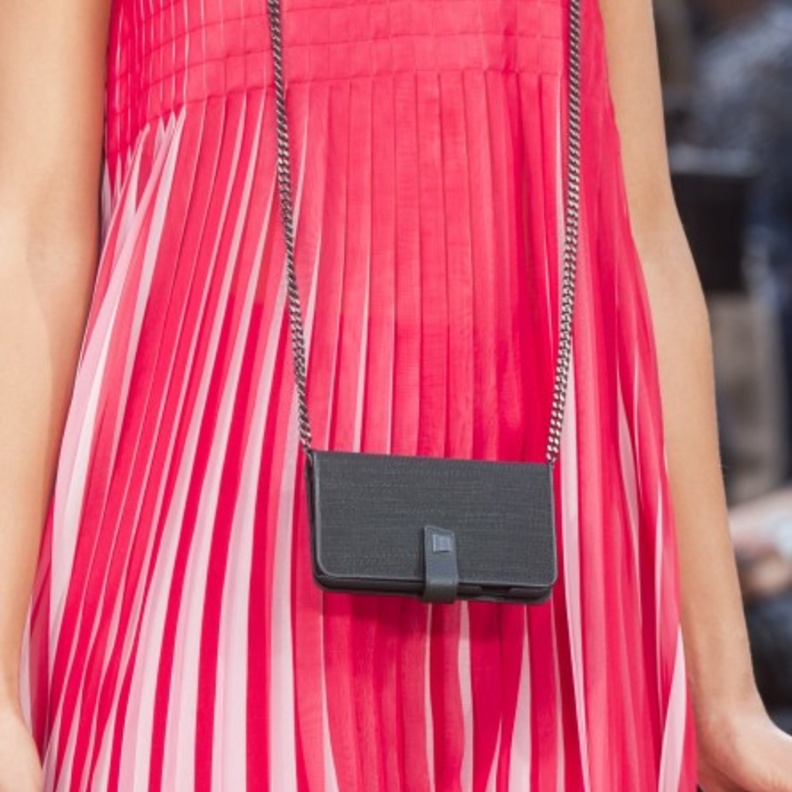 حقيبة عنق أو حاملة هاتف من Akris