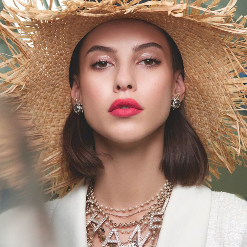 ألوان أحمر شفاه بنية من Moschino