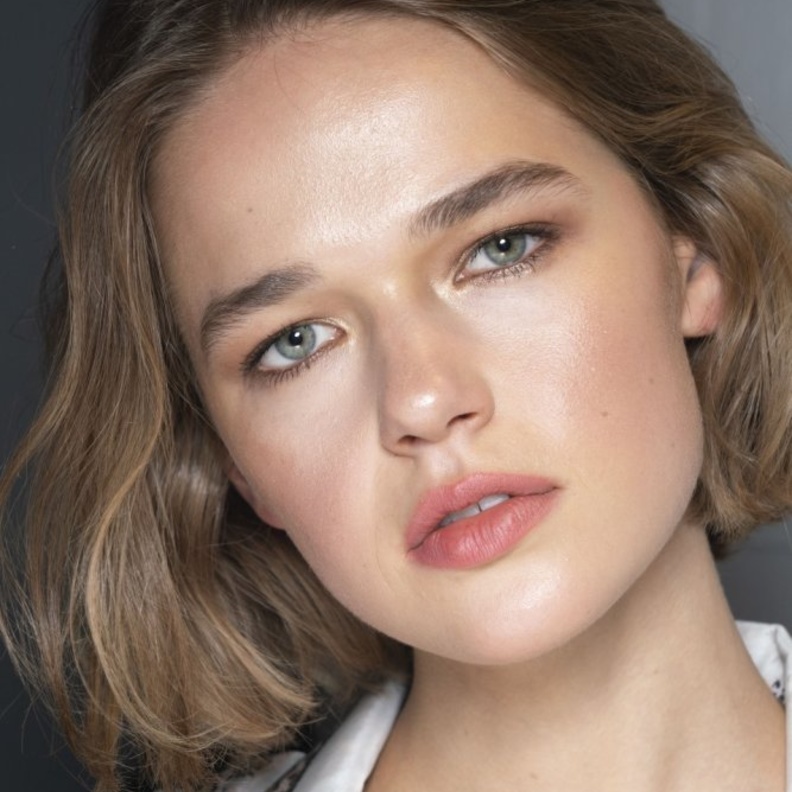 البلاشر يضيف لمسة أنثوية واضحة على البشرة