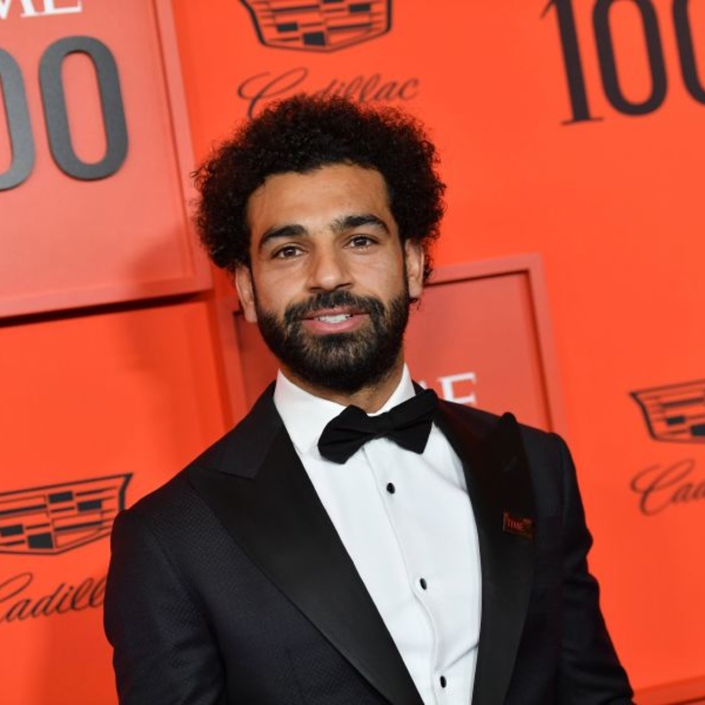 إطلالة محمد صلاح في حفل مجلة تايمز الأمريكية بالبدلة الرسمية السوداء وربطة العنق العريضة
