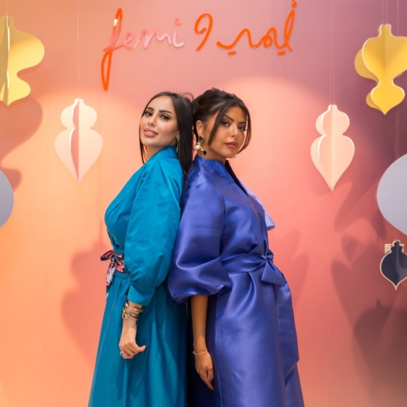 إطلالات راقية بألوان وخامات فخمة من فيمي 