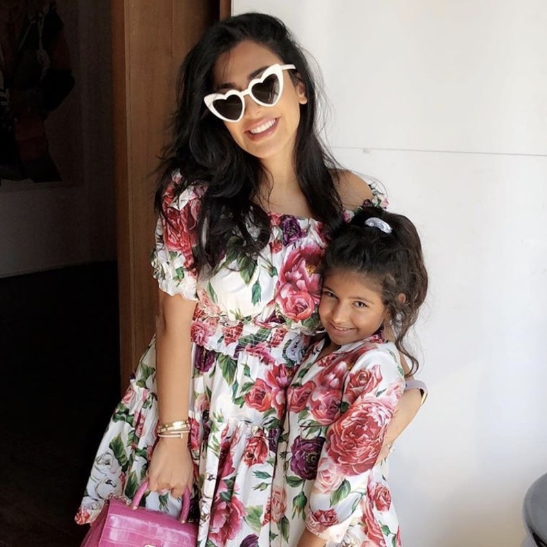  تنسيق اطلالة انثوية بفساتين موردة