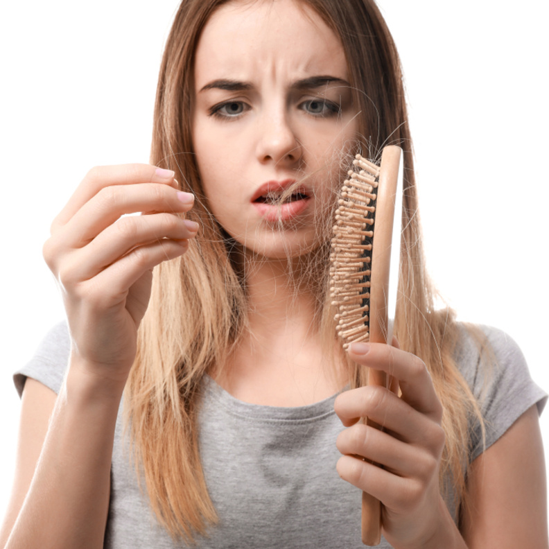 تعرفي على أسباب تساقط الشر عند النساء