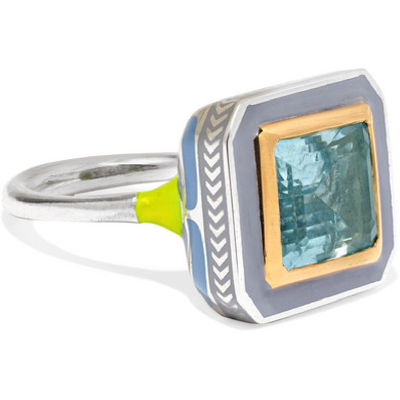 أقراط على شكل ورود مزينة بالمينا والألماس من Amrapali.