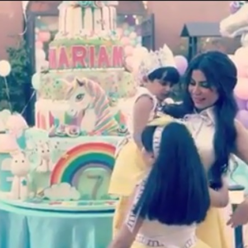 احتفال كبير من حليمة بولند مع ابنتيها