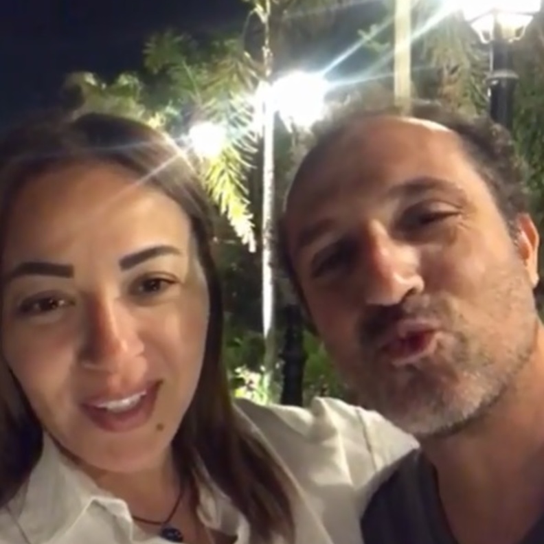 شريف مدكور فى أول ظهور له يقبل الجمهور