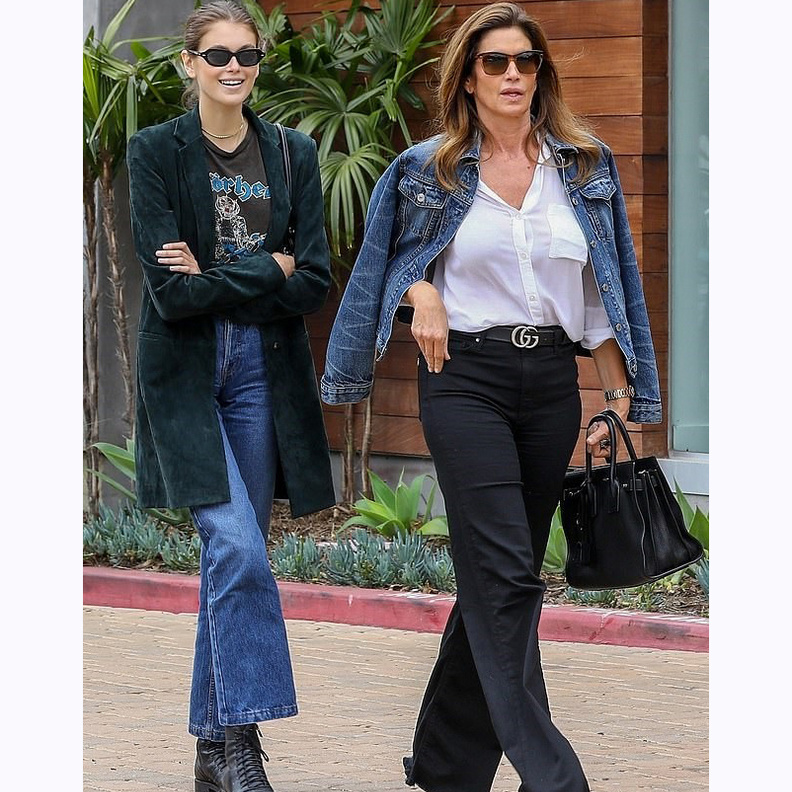 إبتسامة جميلة بين الأم وإبنتها