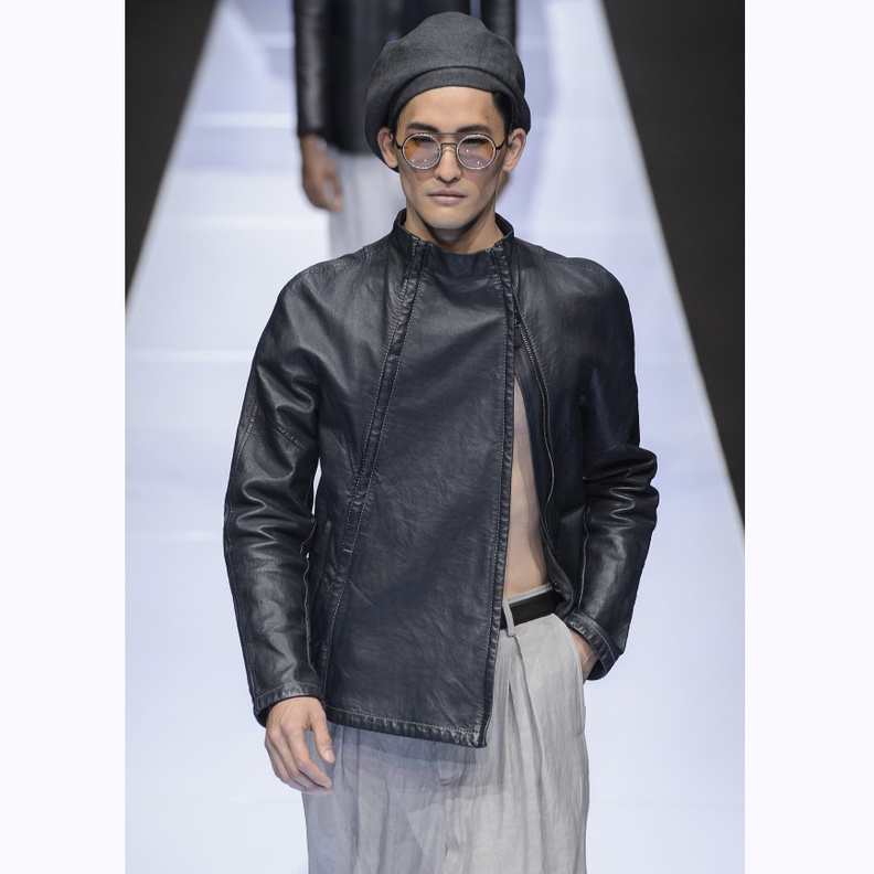 جاكيت جلد أحمر من Balmain