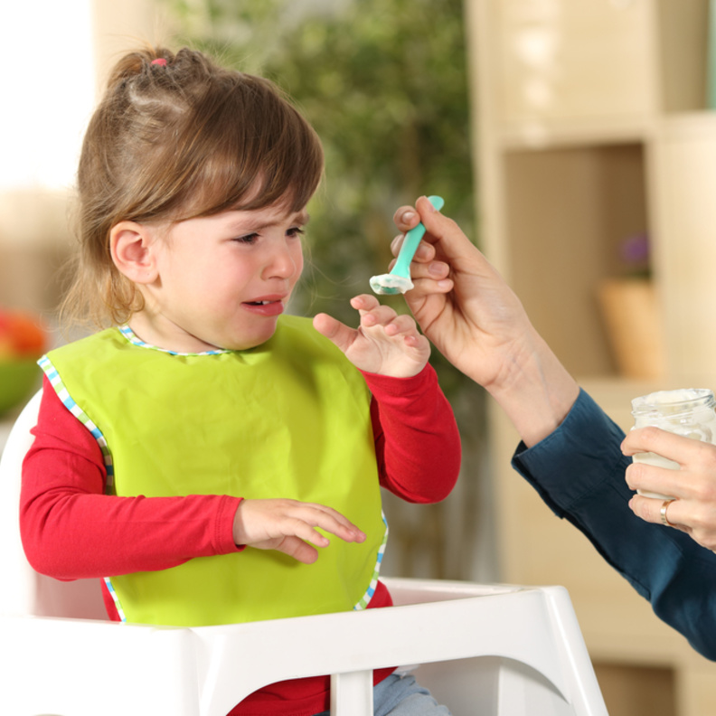 كيفية التعامل مع الطفل العنيد في الأكل