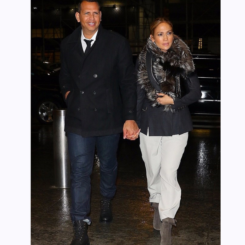 جينيفر لوبيز بالأسود