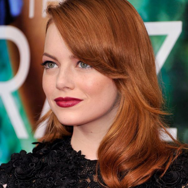 صبغات شعر باللون الاحمر ‏ الفاتح بأسلوب Emma Roberts