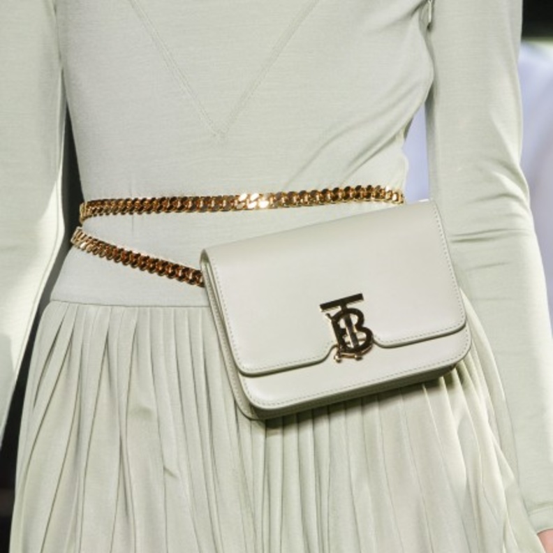 حقيبة خصر عصرية من Escada