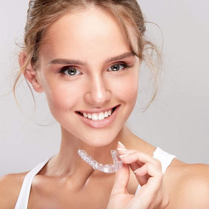  ما هي تقنية انفيزلاين لتقويم الأسنان