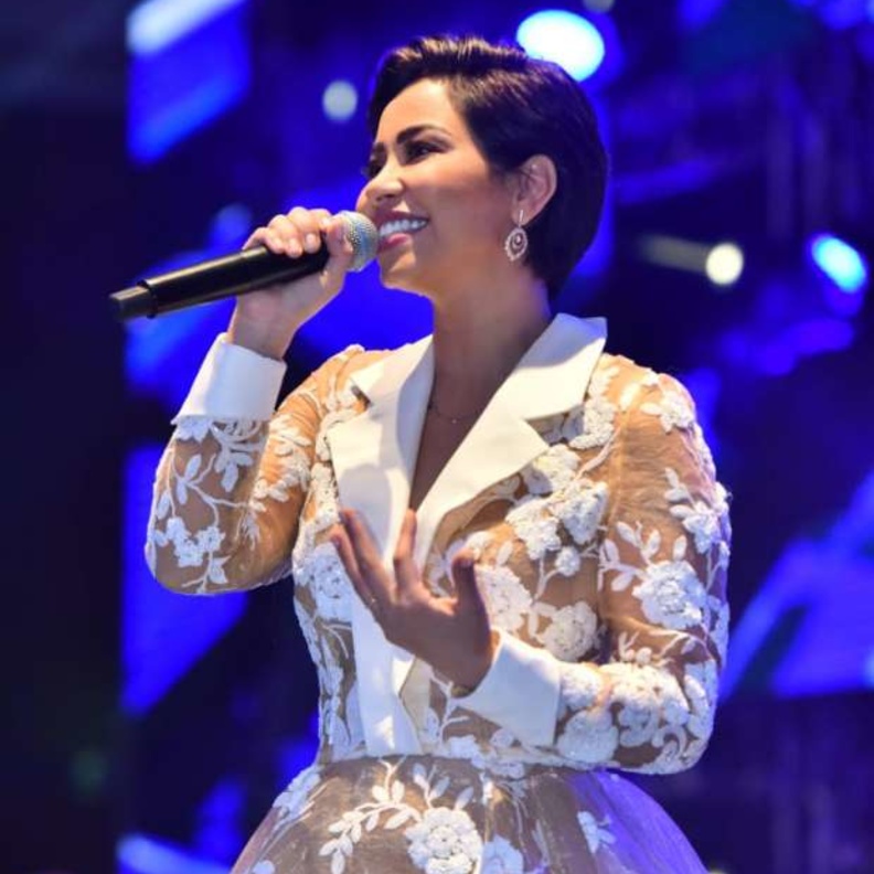 جزء الفستان السفلي أتى واسعاً من قماش التول لتتمايل به على المسرح على أنغام أجمل أغانيها