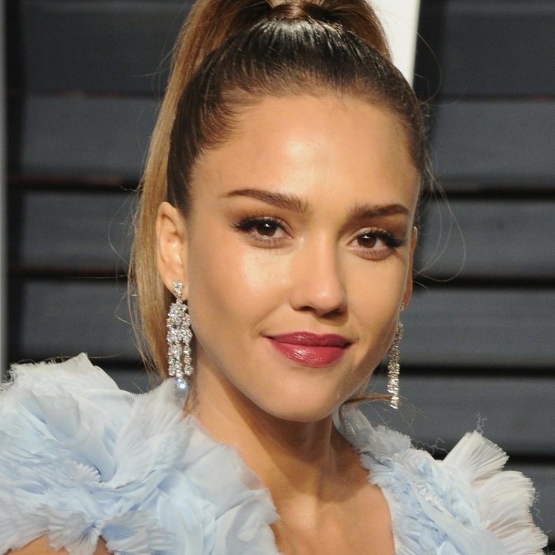 من إطلالات جيسيكا الجمالية الأكثر أناقة وجمال