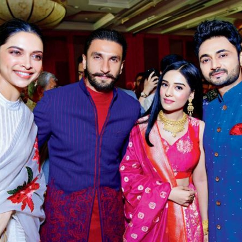 رانفير سينغ يمسك حذاء زوجته ديبيكا بادوكون