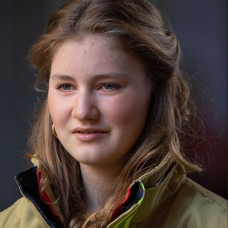 الملك فيليب يتدرب مع رجال الإطفاء