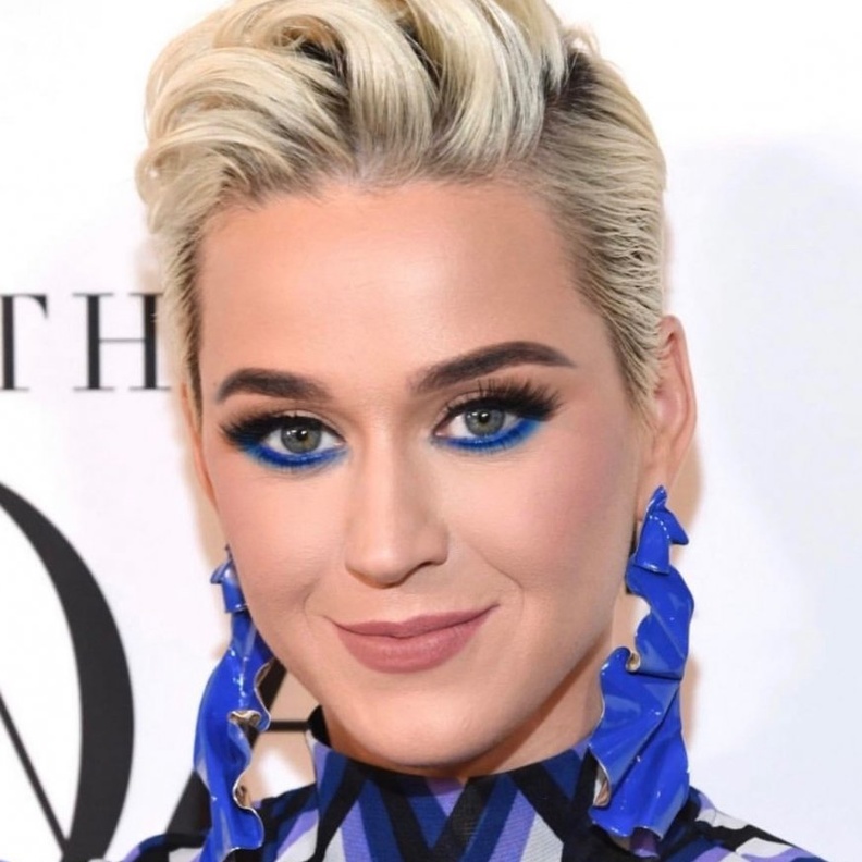 استوحي إطلالات المكياج الملون منها