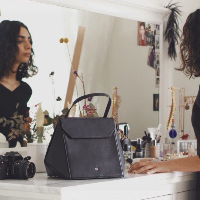 حقيبة ORI التي ظهرت في الفيديو مع الفنانة 