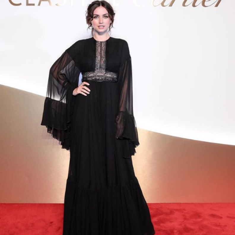 إطلالة عصرية من توقيع Mary Katrantzou