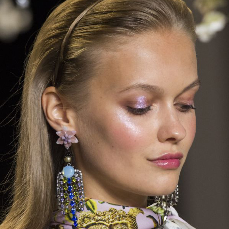  اختاري الجليتر الوردي لمكياج ربيع 2019