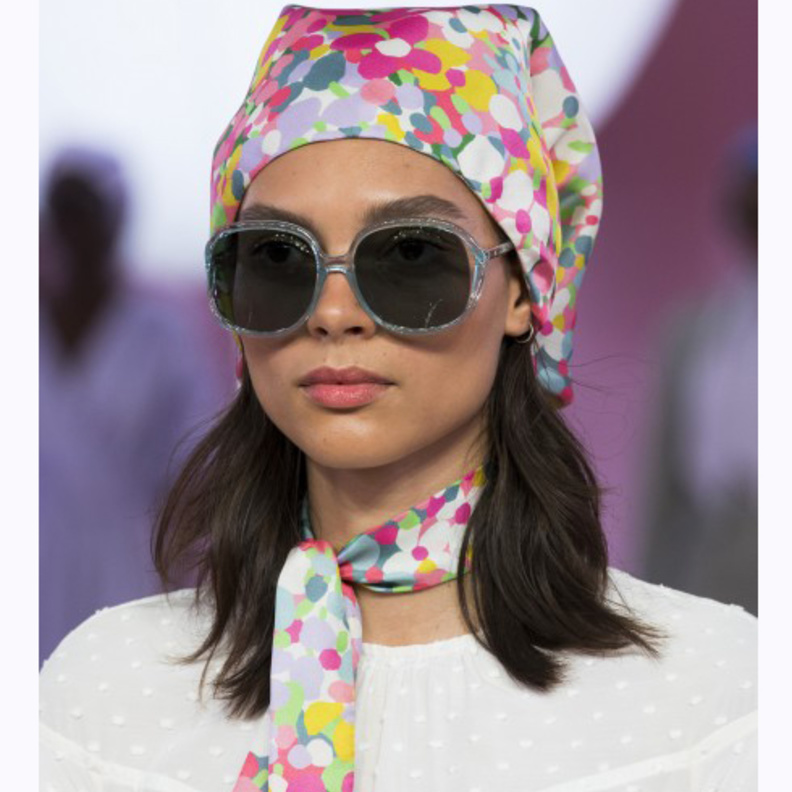 طريقة عقد الشال للخلف من Erdem