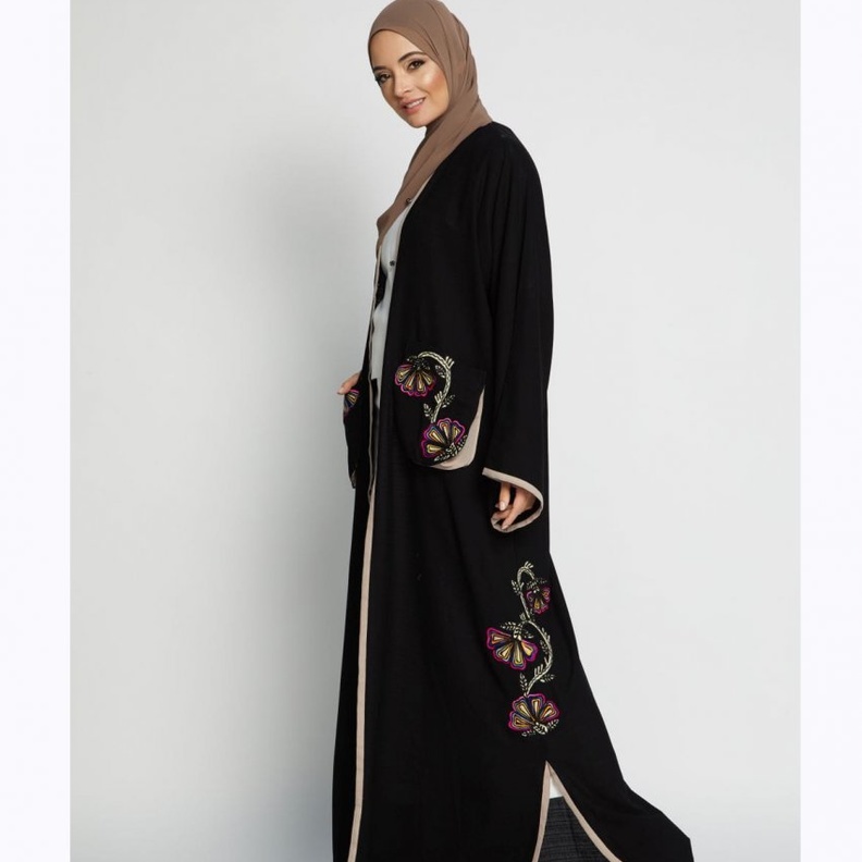 تصميم شبابي وعصري بتطريزات بسيطة من تاء مربوطة